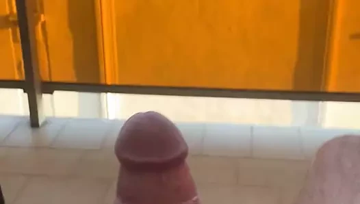 Büyük cumshot üzerinde kamu balkon büyük horoz