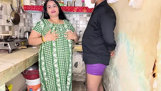 Ateşli hintli kadın mutfak tam gece tutkusuyla karşılaşıyor