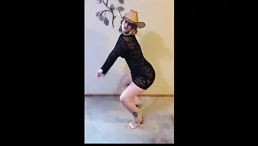 Cute Hotwife Scarlettraven Strips and Gets Fucked Doggystyle Facing the Camera