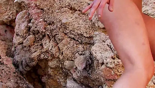 Seksi vücutlu büyük memeli kızıl saçlı kız amcığını sikiyor... ağzına boşalma