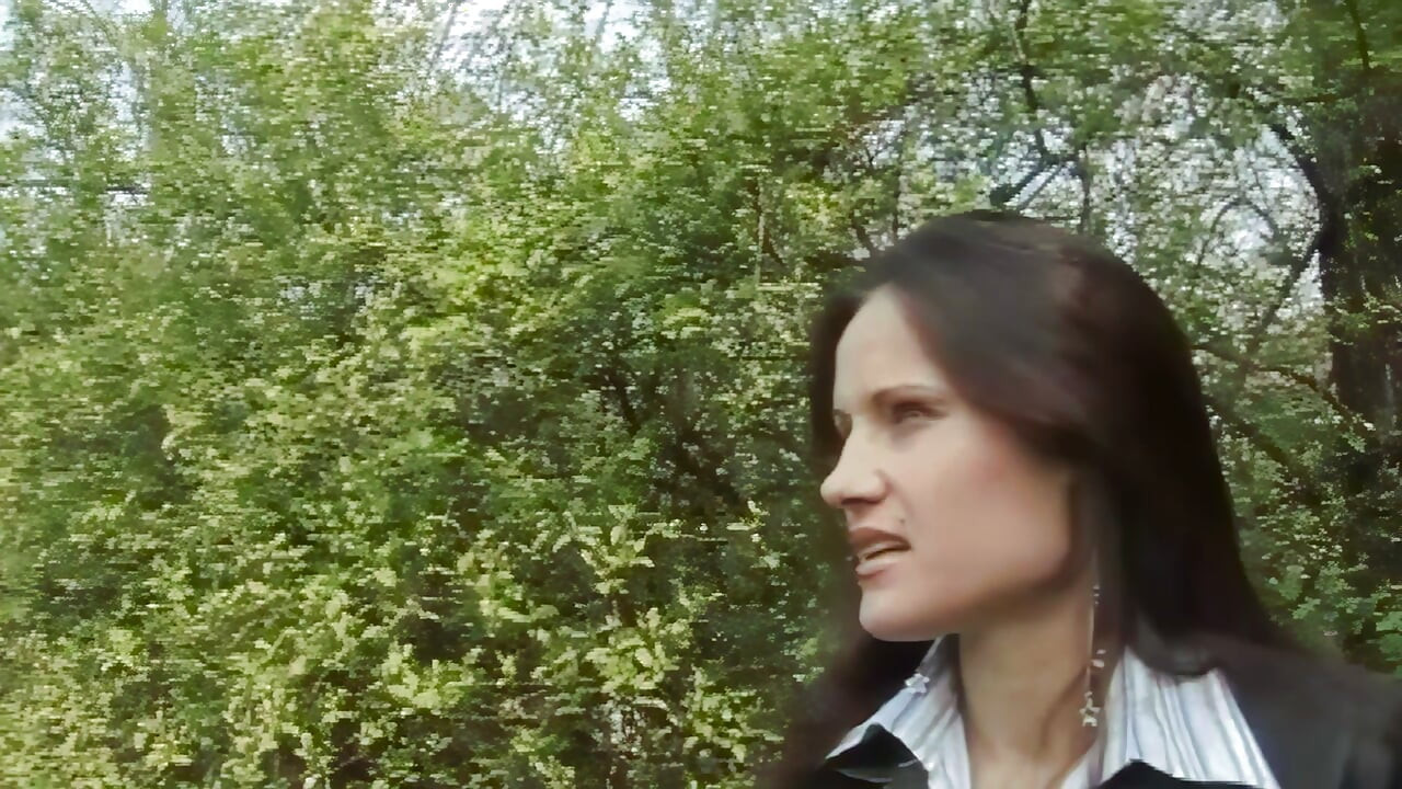 Le Réalisateur La Prend Au Parc Et La Ramène Chez Elle Pour Tourner Un Film Porno