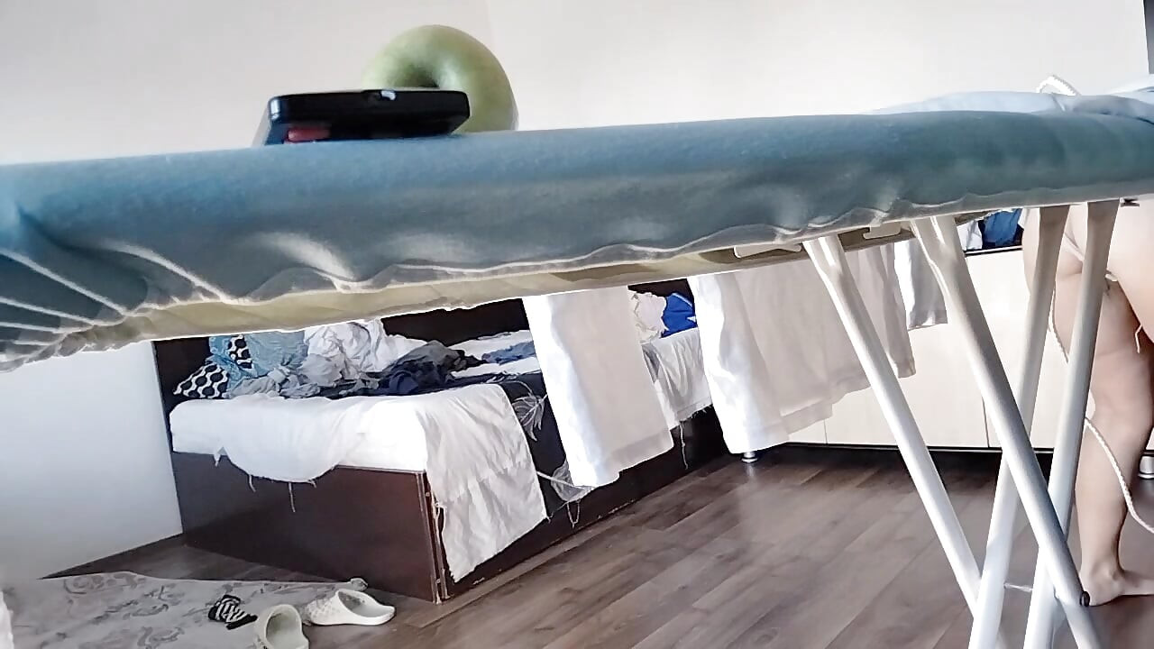 Sexy wife doing chores in the house naked. Cum on wife's big ass. Hot foreplay with a couple, oil massage on the body.