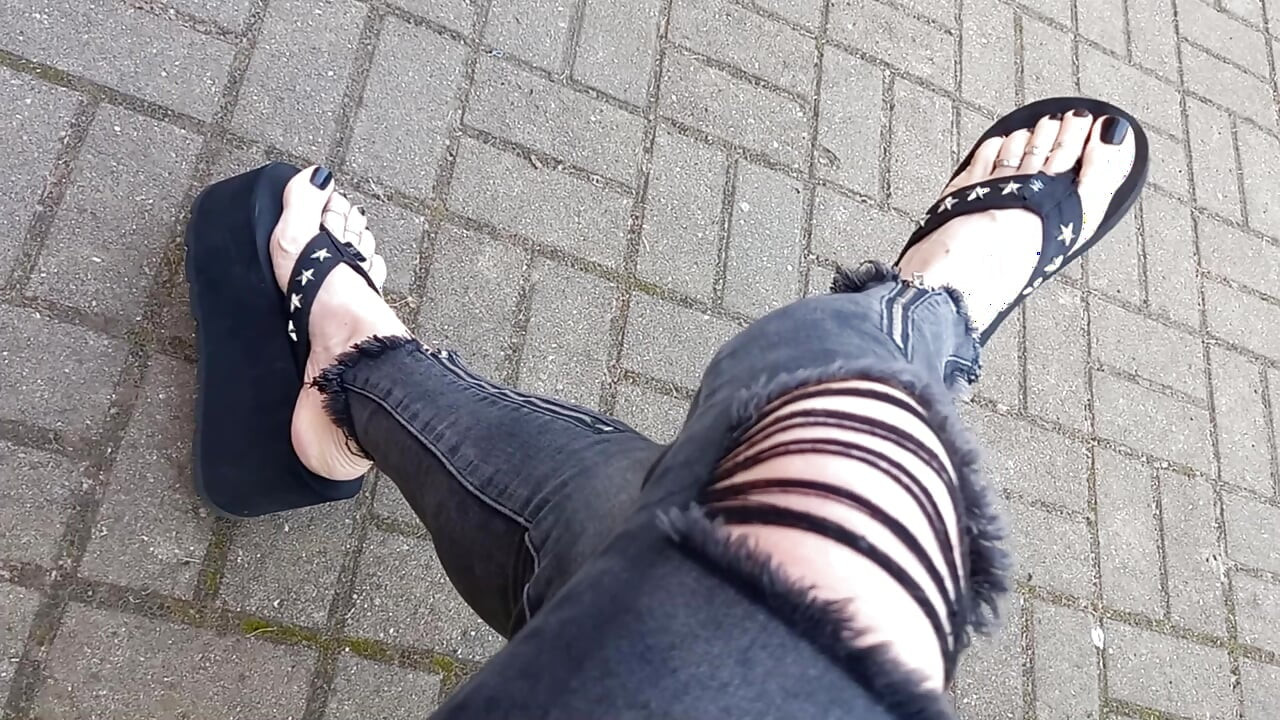 I show my feet in public on the street