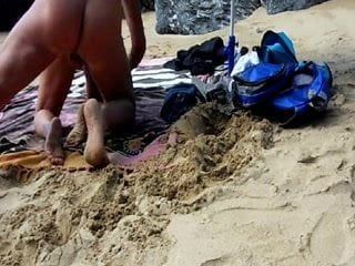 Franse sletvrouw Lisa neukte op zijn hondjes op het strand