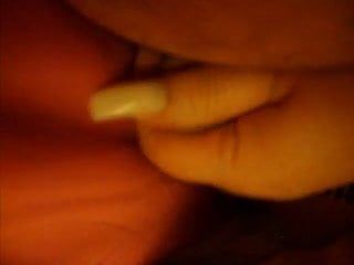Długie paznokcie w łóżku