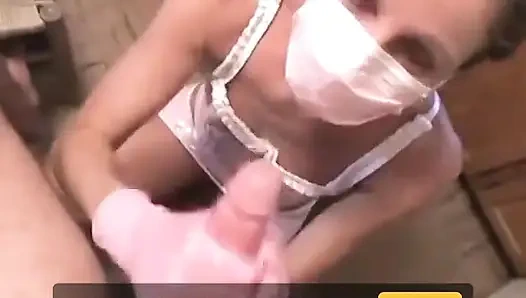 Tyler Jerks wichst, gekleidet mit Maske und Handschuhen