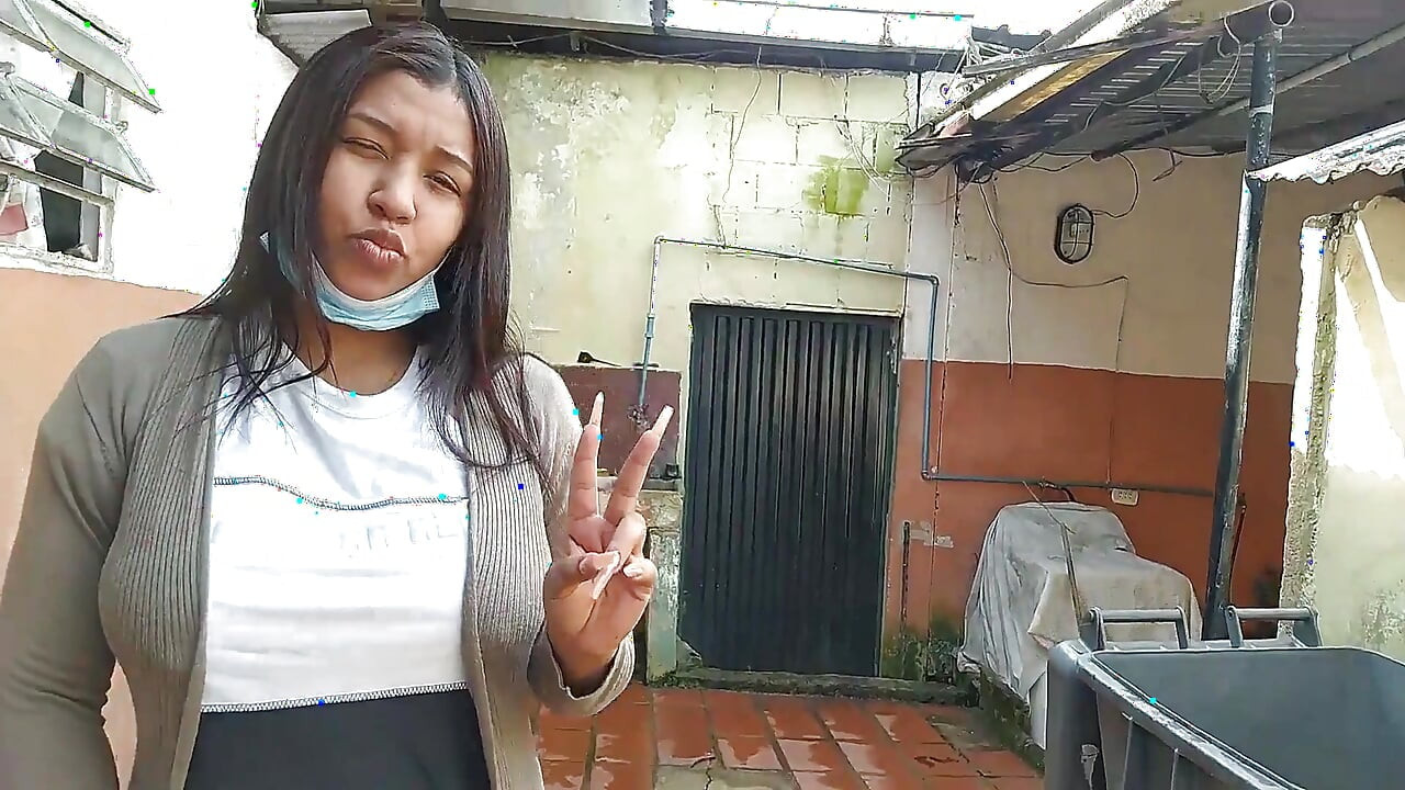 न्यूयॉर्क संयुक्त राज्य अमेरिका से 18 वर्षीय काले बाल वाली बड़े झूलते स्तन अपने सौतेले भाई के बड़े लंड की लाल गांड चोद रही है