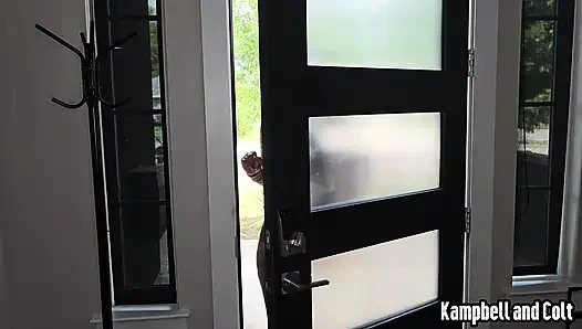 Pasangan kulit putih ngentot dan crot di dalam memek cewek kulit hitam!