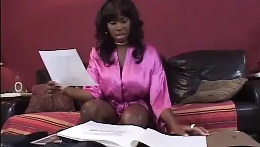 Lesbian toket besar yang seksi banget jilat memek pakai dildo