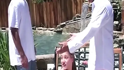 Sarışın orta yaşlı seksi kadın sert domalmadan önce açık havada büyük yarağı yalıyor