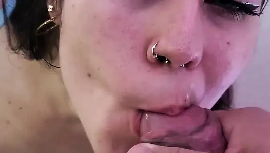 Heißes mädchen gibt einen blowjob, bis ich in ihren mund komme