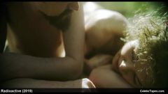 La célébrité Rosamund Pike, scènes de sexe nues et torrides en levrette