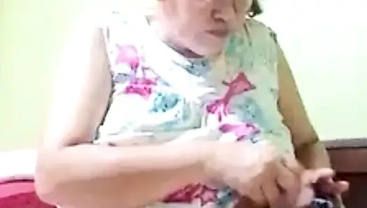 Biraz konuşuruz, sonra şehvetimizi serbest bıraktırmak için video seks yaparız
