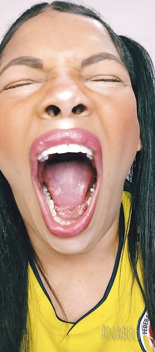 التثاؤب بفمي الضخم