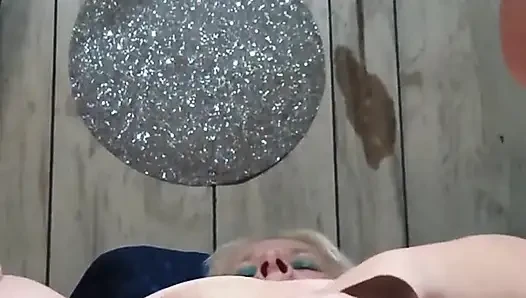 Bu azgın serseriye döl yağıyor
