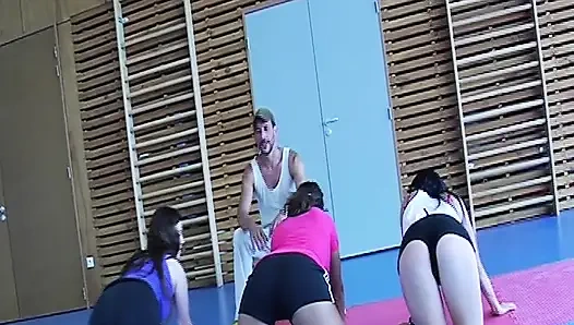 Französisches schätzchen, arsch von ihrem trainer im fitnessstudio gefickt
