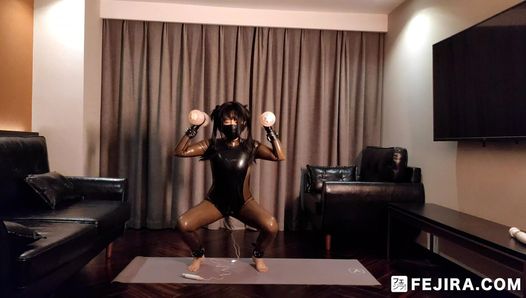 Fejira com девушка делает йогу в латексном костюме с вибратором и испытывает оргазм