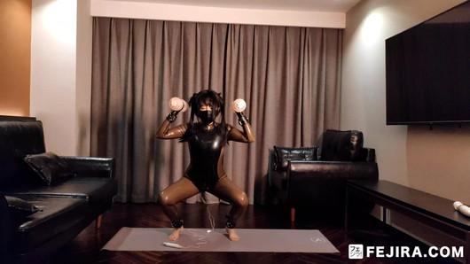 Fejira, fille de com, fait du yoga dans un costume en latex avec un orgasme avec un vibromasseur