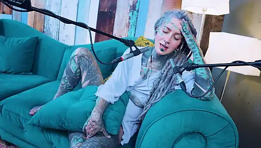 Aku berbicara tentang H - Happiness - ASMR podcast SFW berbicara dengan gadis kurus gothic bertato rambut gimbal