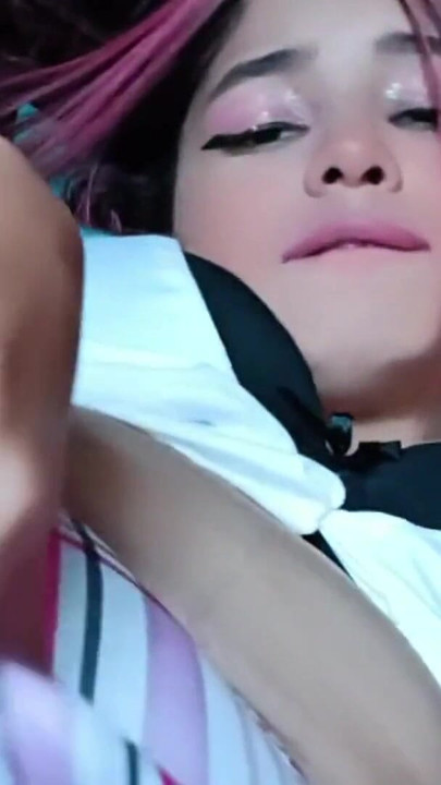 कोलम्बियाई खुद को छूती है और अपने बड़े स्तन दिखाती है । क्लिप 1