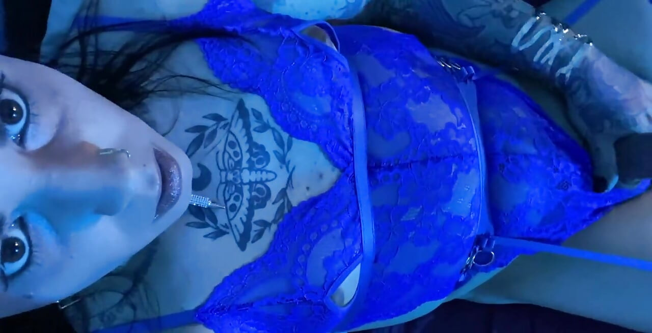 yatakta iç çamaşırlı ve mavi yüksek topuklu ayakkabılarla mastürbasyon yapıyordum