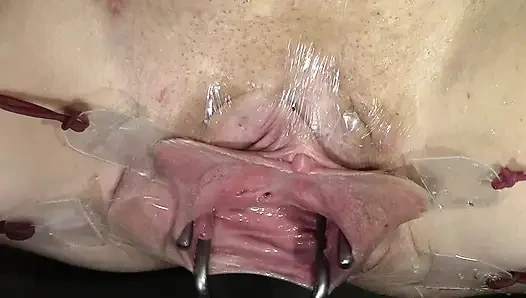 Vagina Yang Tersebar Luas Bahkan Lebih Jauh Membuka Sperrs Dan Dengan Dildo Mengedit Dari Dekat, Melihat Ke Dalam Dan Menyemprotkan