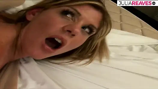 Блондинка-шлюшка сосет огромный член, затем наклоняется, как ее трахают до камшота