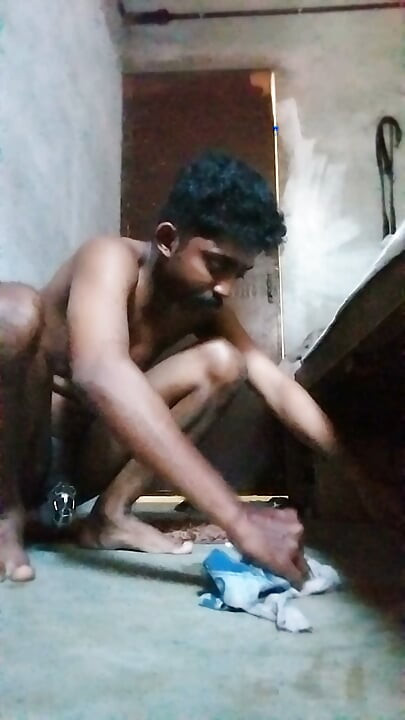 Diretor Shithin Fag no quarto a mijar e a lamber