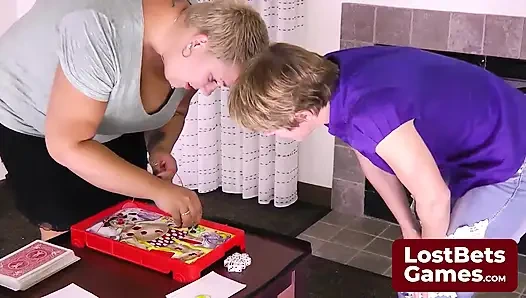 Der letzte strip-verlierer, nur in ihrem bh gelassen