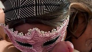 Sexy Mexicaanse travestiet zuigt enorme pik pov