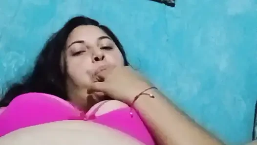 Cewek semok latina dengan toket besar ini lagi asik ngentot memek be basahnya yang kaya raya