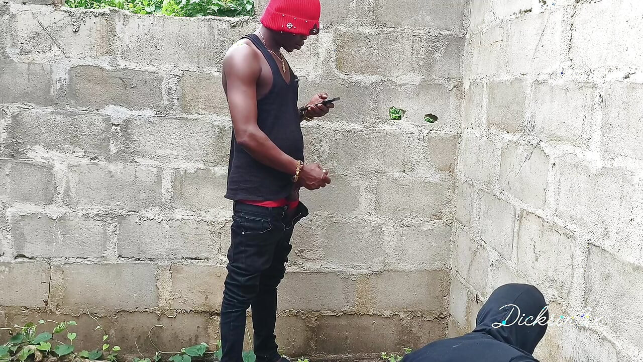 Ebony slime waist bang hard on the wall in an uncompleted building