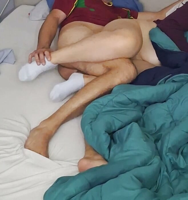 그녀가 TV를 보는 동안 그녀의 보지를 박는다