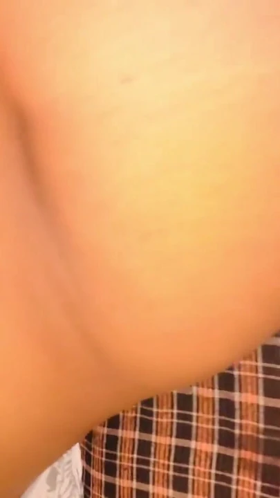 Un momento potente da "Neha Bhabi diteggiatura kar susu Nikal (Hindi Audio)"
