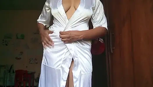 Sri-lankische lehrerin Anne in solo in ihrem zimmer