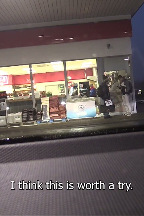 Vânătorul ceh - autostopistă din benzinărie are parte de o ofertă convingătoare de la vânătorul ceh înainte de o scenă dură