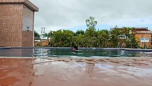 Cewek sange ini dientot habis-habisan sampai orgasme dua kali di kolam renang