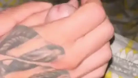 Tätowierter amateur-MILf-handjob