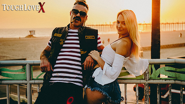 Toughlovex - tredje hjul med sexiga blonda kenna james
