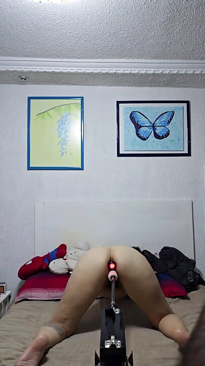 Riva tem dupla penetração com máquina de sexo e plug anal