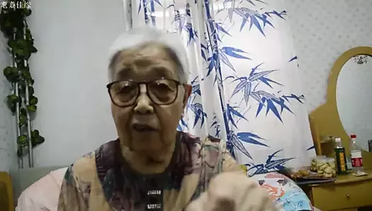 Mamie asiatique de plus de 70 ans