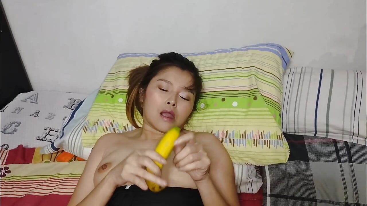 gorąca Sara włóż banana do cipki i zjedz