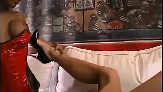 Siyah ve beyaz büyük memeli lezbiyenler amcık yalıyor dildoyla mastürbasyon yapıyor