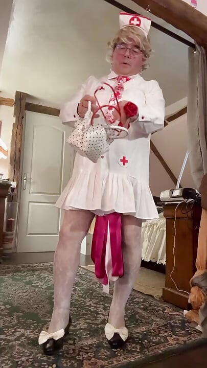 Odjevena u malu medicinsku sestru za večer