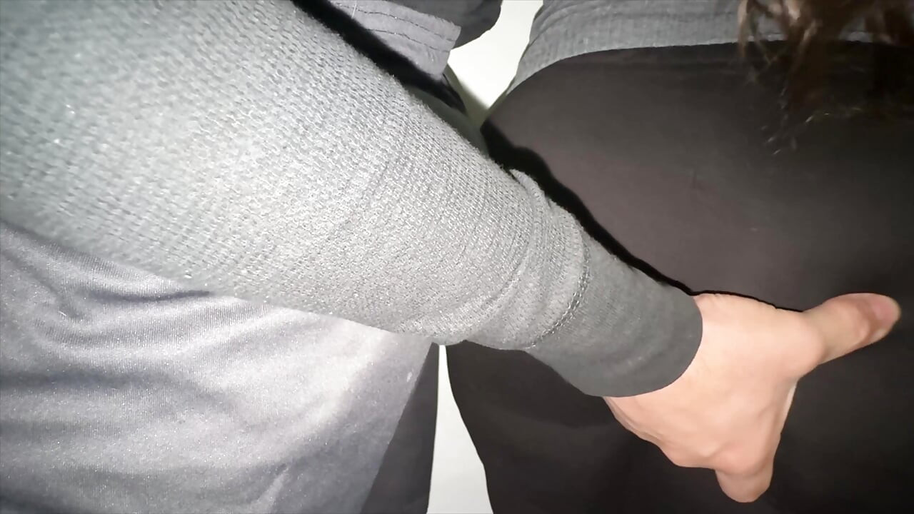 Une Femme À Gros Cul Attrape La Bite D’un Inconnu