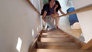 Descubro a mi hijastra y a su amiga follando en las escaleras