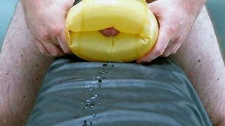 Sterke ejaculatie in een latex watervleugel