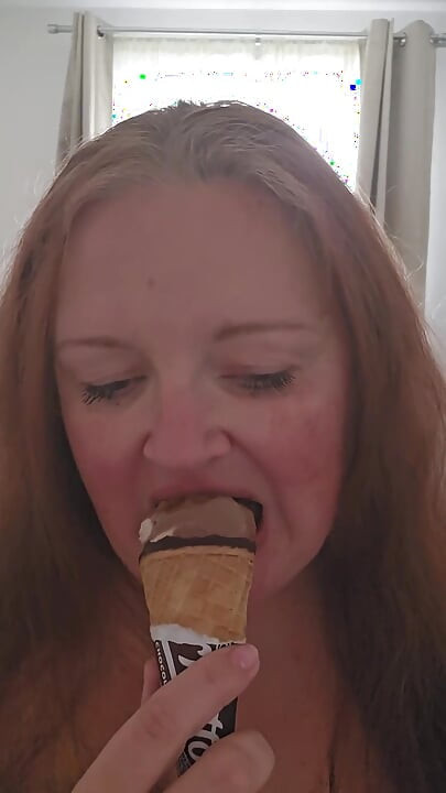 Eis zu essen, kann sehr sexy sein