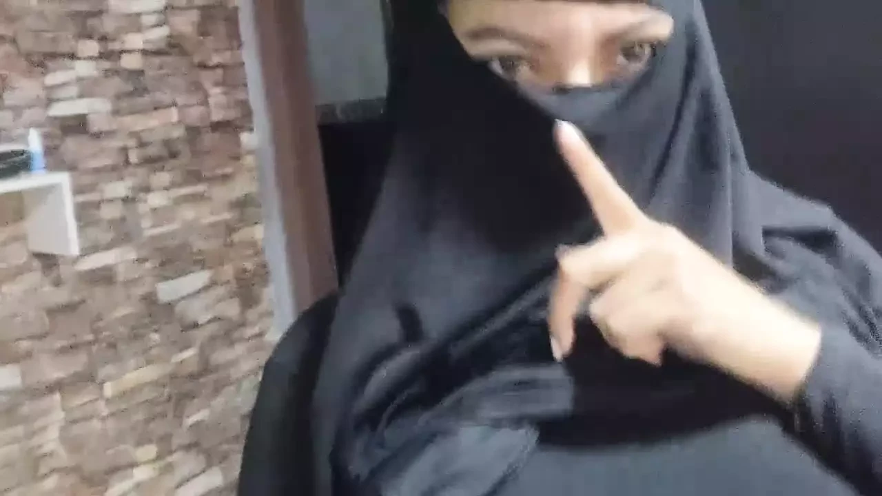 Echte sexy amateur moslima Arabische milf masturbeert, spuitende vloeistof, stromend poesje, orgasme, Niqab