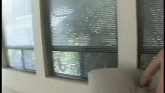 Büyük memeli edepsiz sarışın piliç tüm ıslak deliklerinin içine yarak alıyor